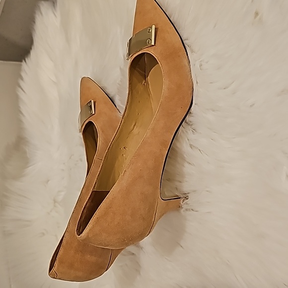 Trendy Talbots Nude Suede Heels - Picture 7 of 11
